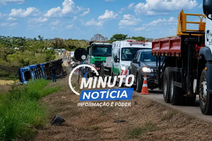 Carreta tomba após colisão com ônibus que transportava pacientes na BR-364, em Cacoal, RO