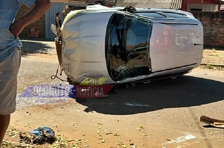 Carro conduzido por mulher grávida tomba após acidente em cruzamento de Cacoal, RO