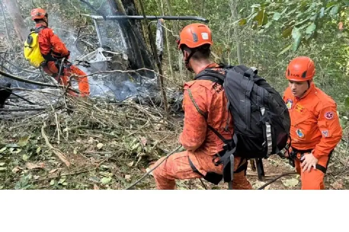 Helicóptero cai em área de mata no Rio e deixa ao menos 4 mortos