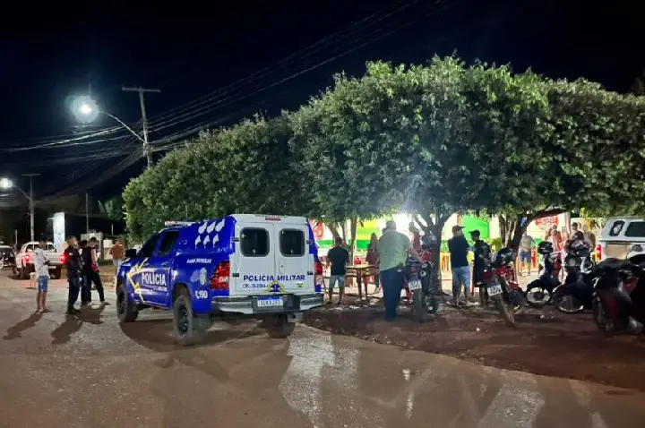 Homem é morto a facadas dentro de bar na presença da família, em Rolim de Moura, RO