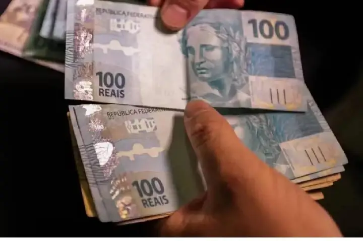 Maioria dos brasileiros afirma que renda atual é insuficiente para despesas