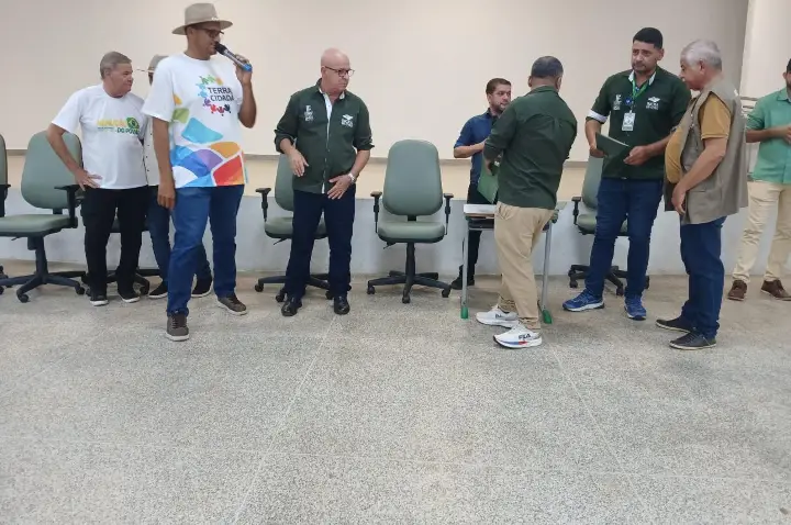Prefeito Ginão da Saúde, secretário de Agricultura e vereador Menudão do Povão participaram da entrega dos títulos definitivos durante cerimônia realizada no auditório da SEMED