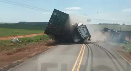 Caminhoneiro filma batida entre 2 carretas na BR-163; veja o vídeo no final da página