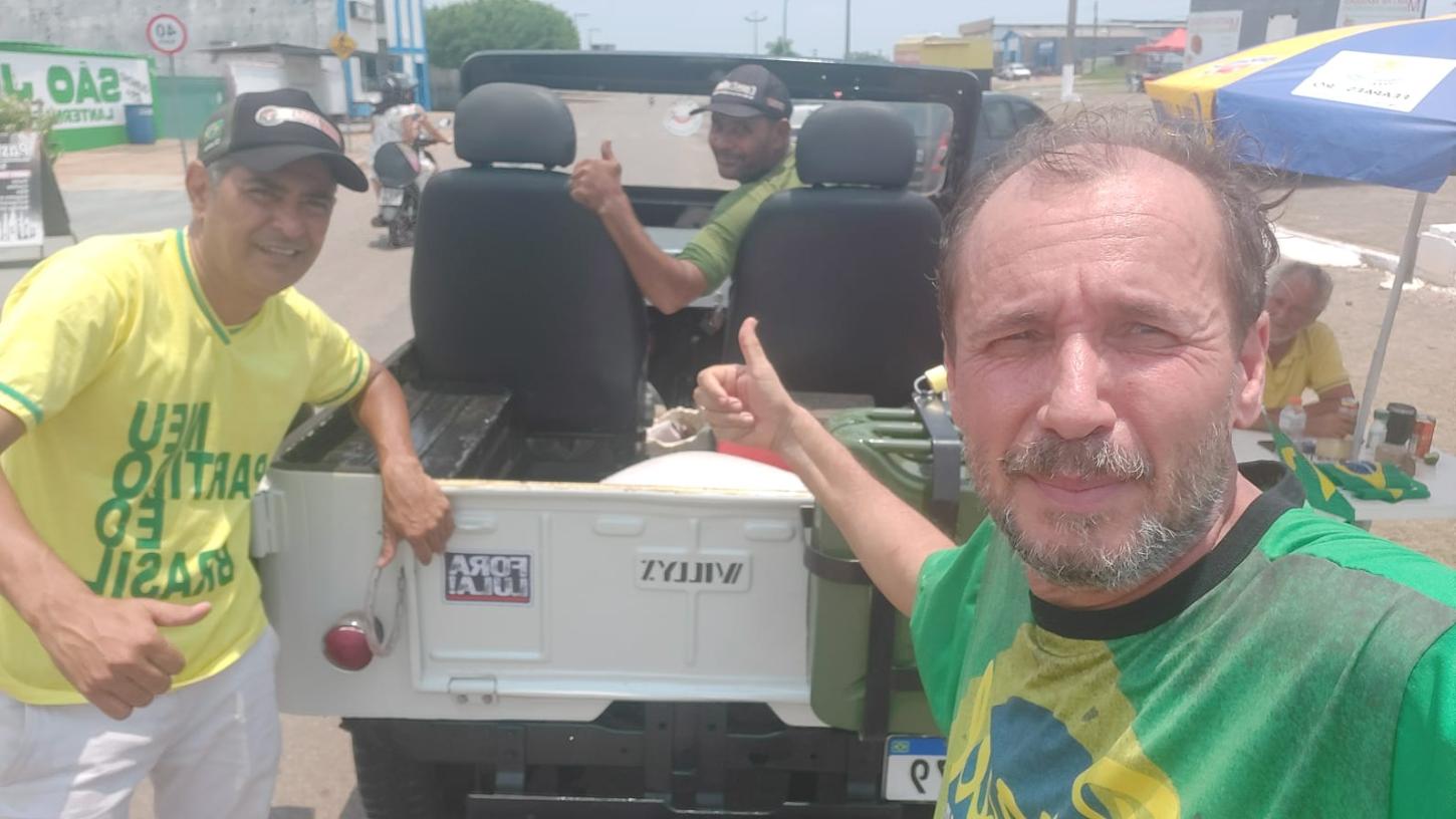 MANIFESTAÇÃO - FORA LULA 15/11 - ENTREGA DE ADESIVOS E BANDEIRAS