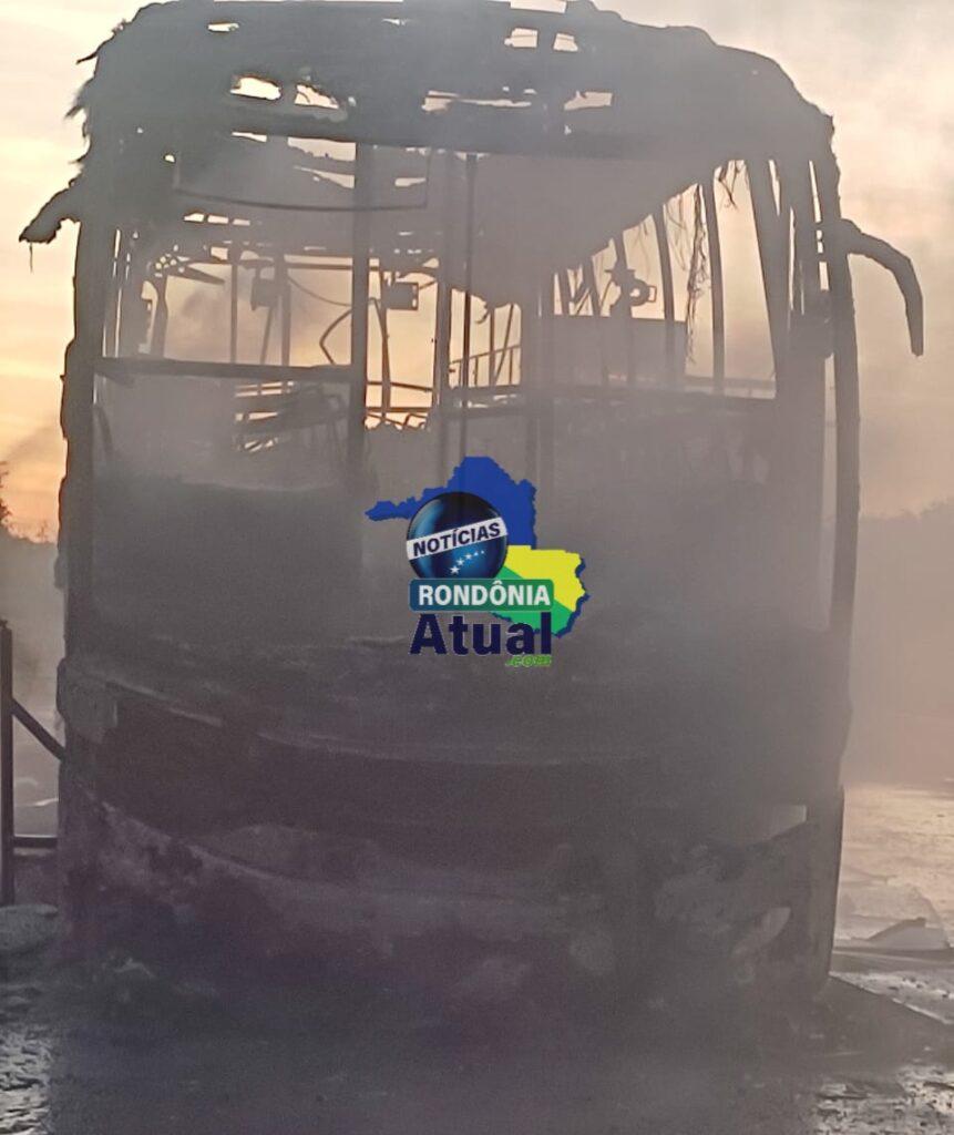 ÔNIBUS DA EUCATUR QUE VINHA PARA RONDÔNIA PEGA FOGO E PASSAGEIROS FICAM APENAS COM AS ROUPAS DO CORPO