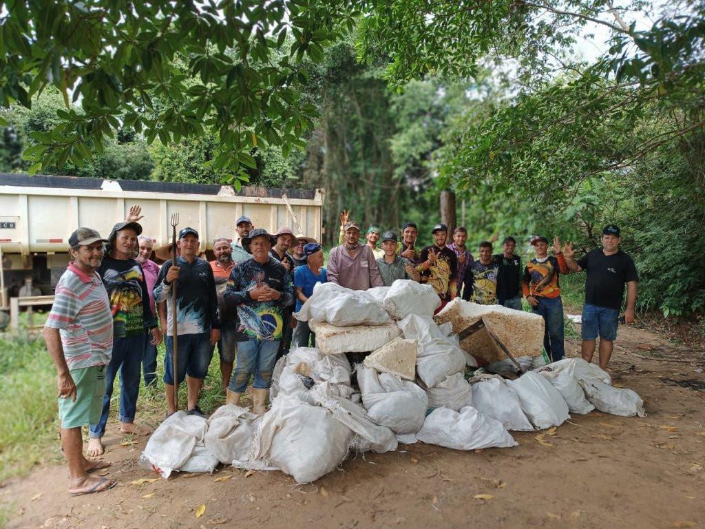 Operação Ambiental em Nova Brasilândia do Oeste: Comunidade e Prefeitura Juntas na Limpeza das Margens do Rio Branco