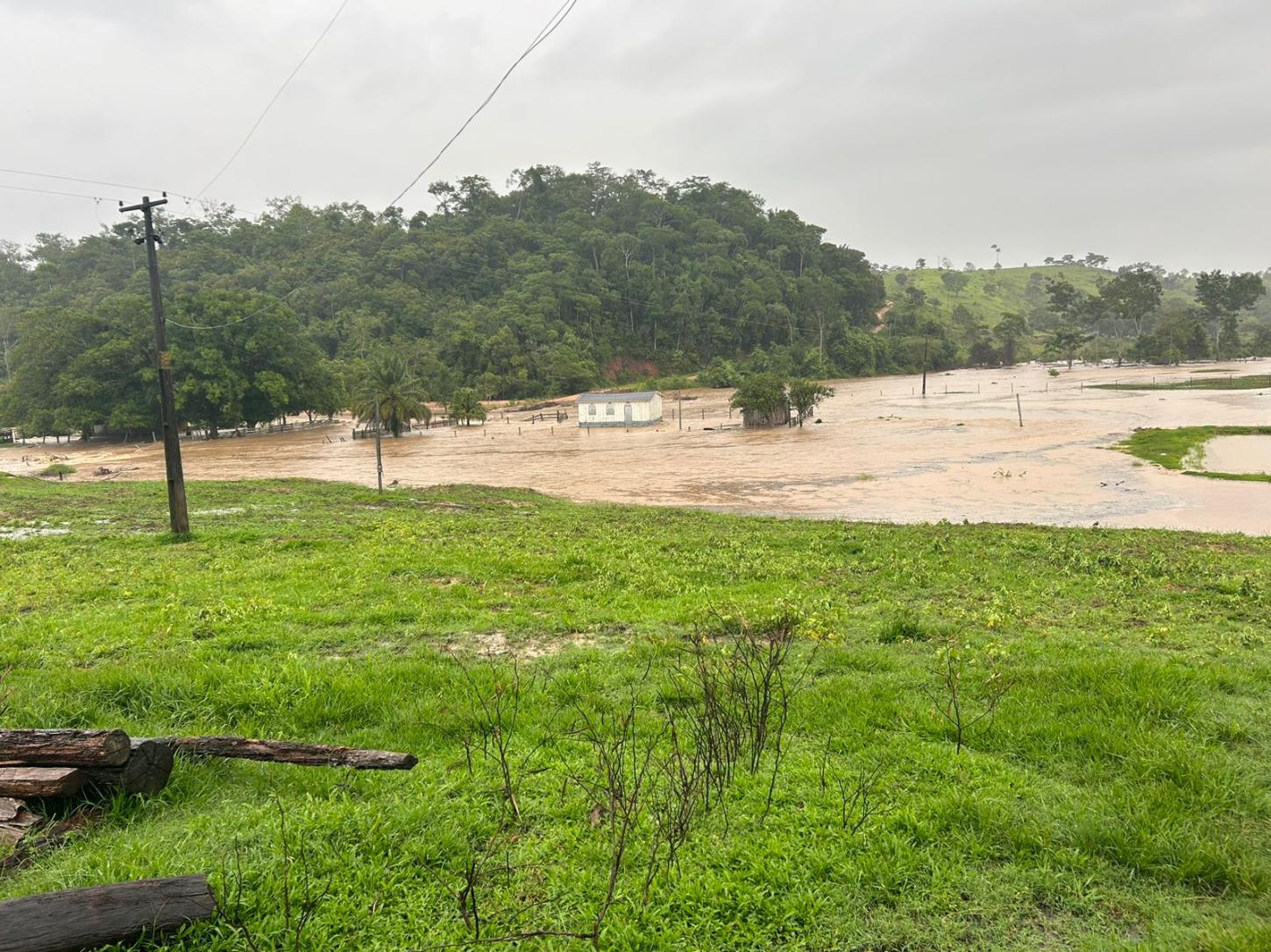 Nesta manhã uma chuva torrencial provocou diversos alagamentos na zona rural de Nova Brasilândia do Oeste.