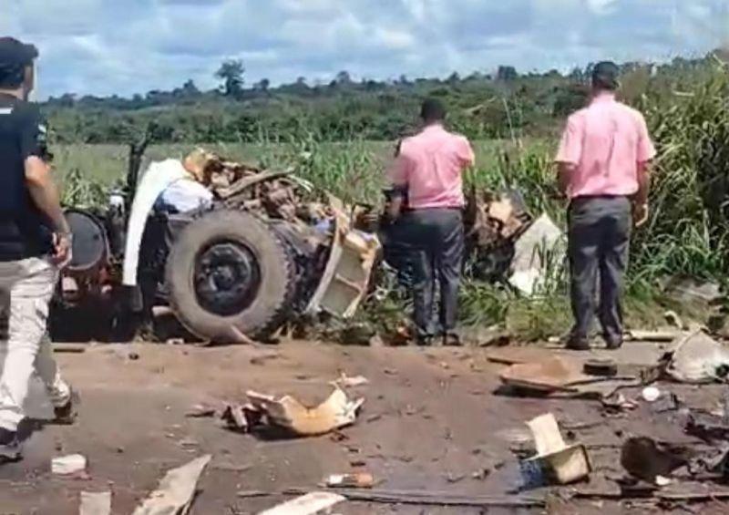 Colisão frontal entre carretas deixa motorista gravemente ferido na BR-364, em Ariquemes