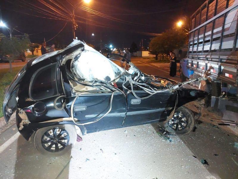 Condutor de carro é socorrido em estado grave após colisão em caminhonete