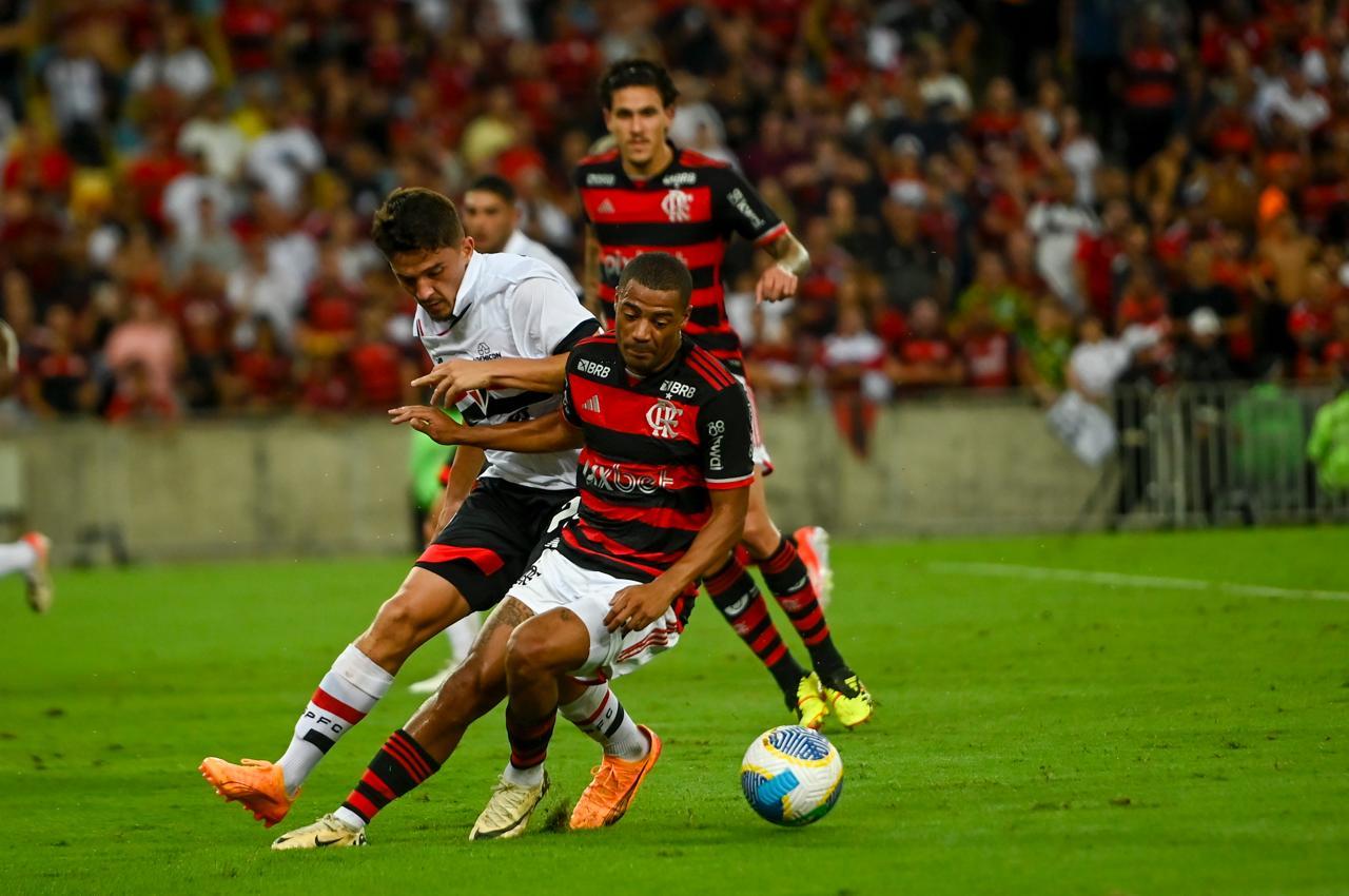 Flamengo vence São Paulo no Maraca e assume a liderança do Brasileirão