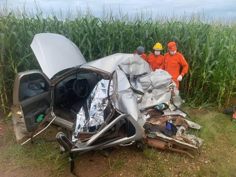 Mãe e filha morrem após colisão de Siena com carreta na BR-435