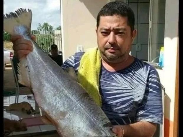 Ariquemes: Motorista morre após colidir caminhonete em árvore