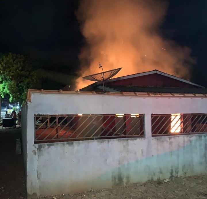 Casa é destruída por fogo em Costa Marques, incêndio pode ter sido criminoso, veja vídeo