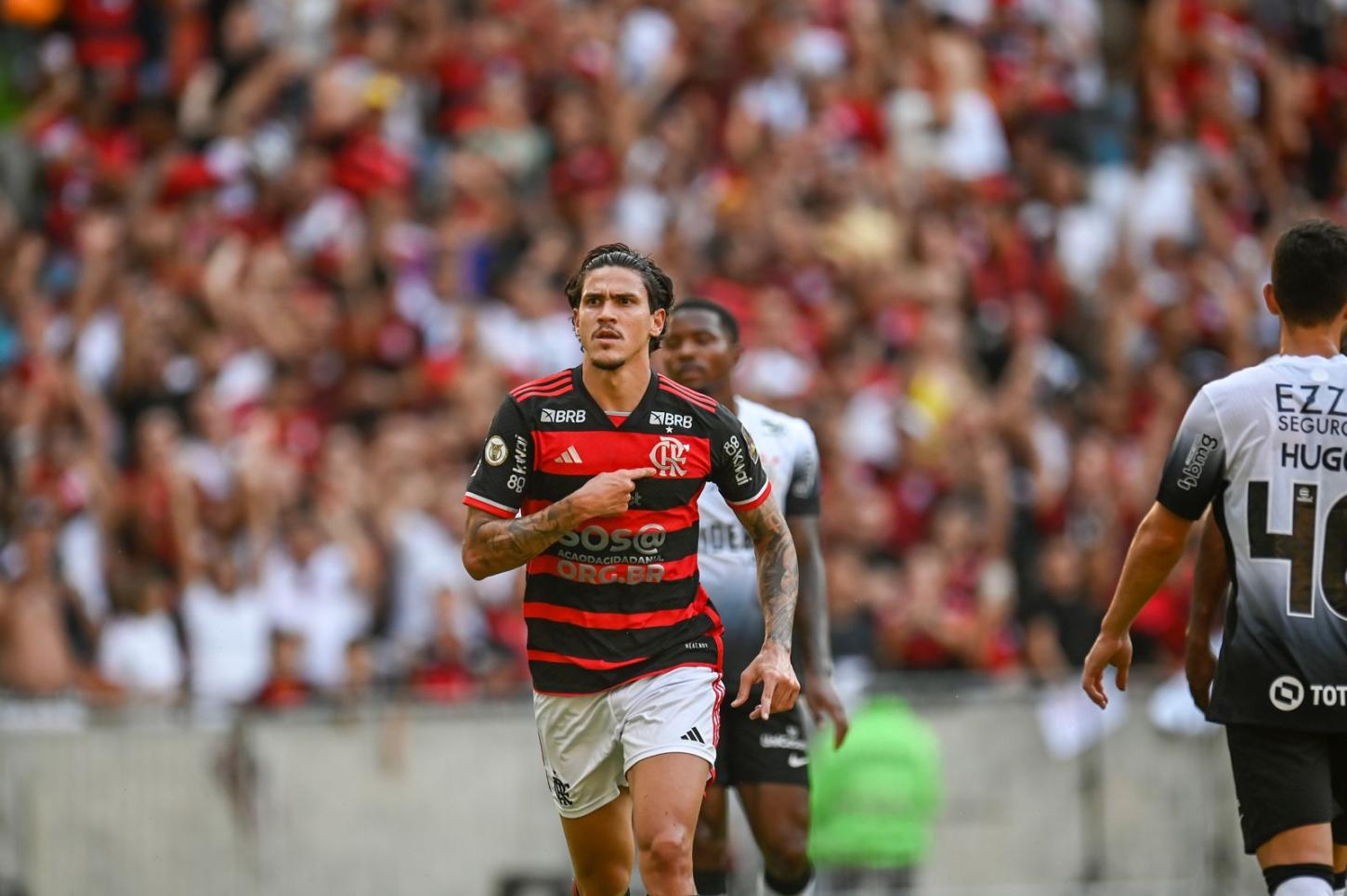 Flamengo volta a ter boa atuação e vence o Corinthians no Maracanã