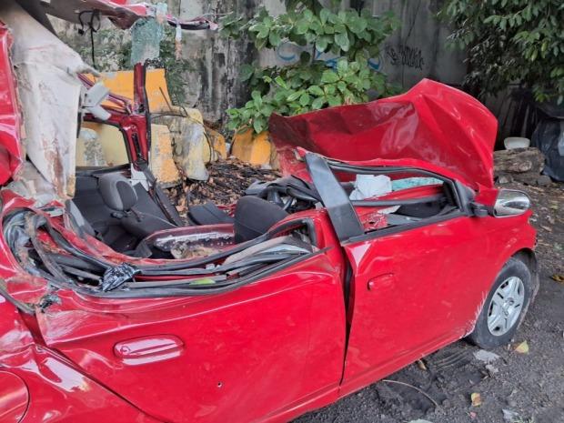 Perseguição policial deixa 4 mortos ; carro e viatura capotaram