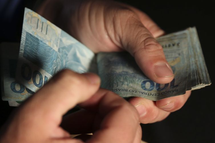 Brasileiros ainda não sacaram R$ 8,16 bi de valores a receber