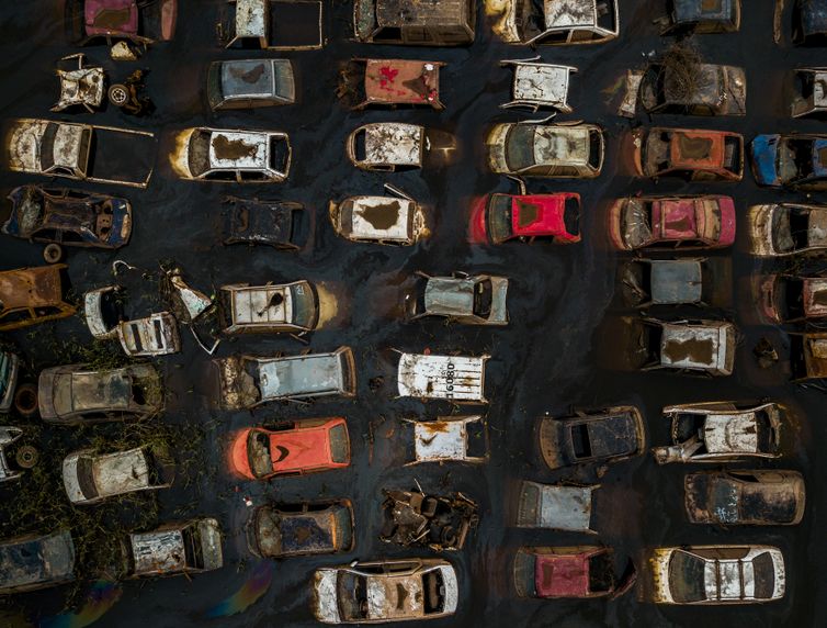 Carros com perda total nas enchentes terão devolução de parte do IPVA