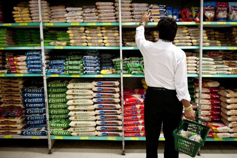 Cesta básica registra aumento em 11 capitais em maio, aponta Dieese