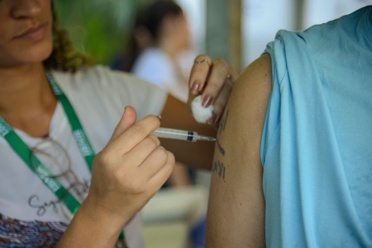 Dia Nacional da Imunização: doses beneficiam até quem não se vacina