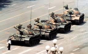 Massacre da Praça da Paz Celestial em 1989 na China ocorreu no dia 4 de junho