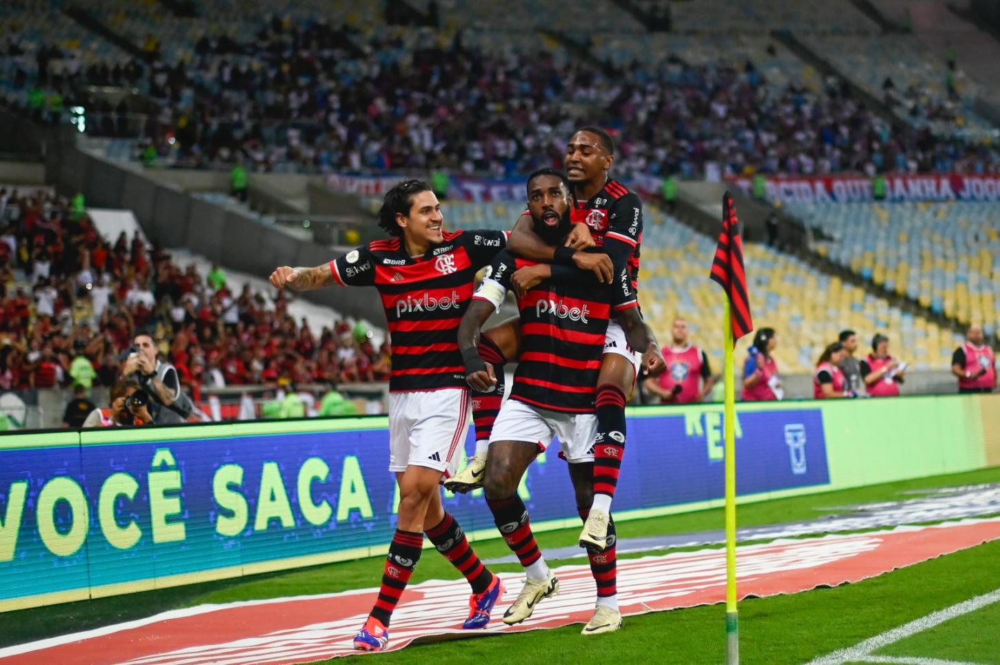 Mengão marca nos acréscimos, vence o Bahia e reassume liderança do Brasileirão