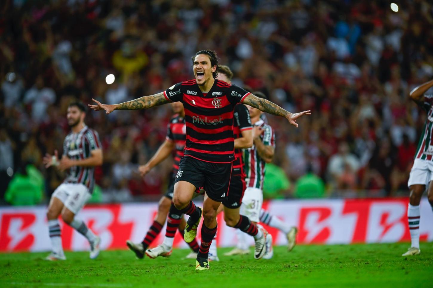 Mengão volta a marcar nos minutos finais, bate o Fluminense e continua líder do Brasileirão