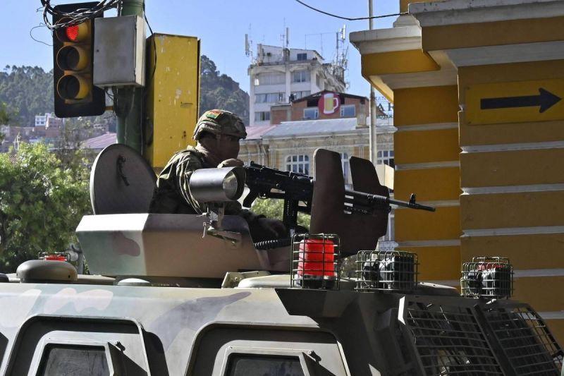 Militares tentam dar golpe de Estado na Bolívia e tomam praça sede da Presidência