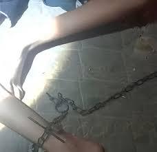 Pai e madrasta de criança encontrada acorrentada dentro de casa são condenados há 25 anos de prisão
