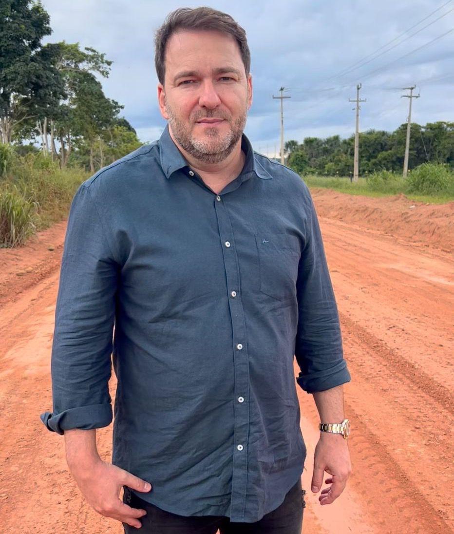 Alex Redano anuncia que recurso para recuperação de estradas está na conta da prefeitura de Nova Mamoré