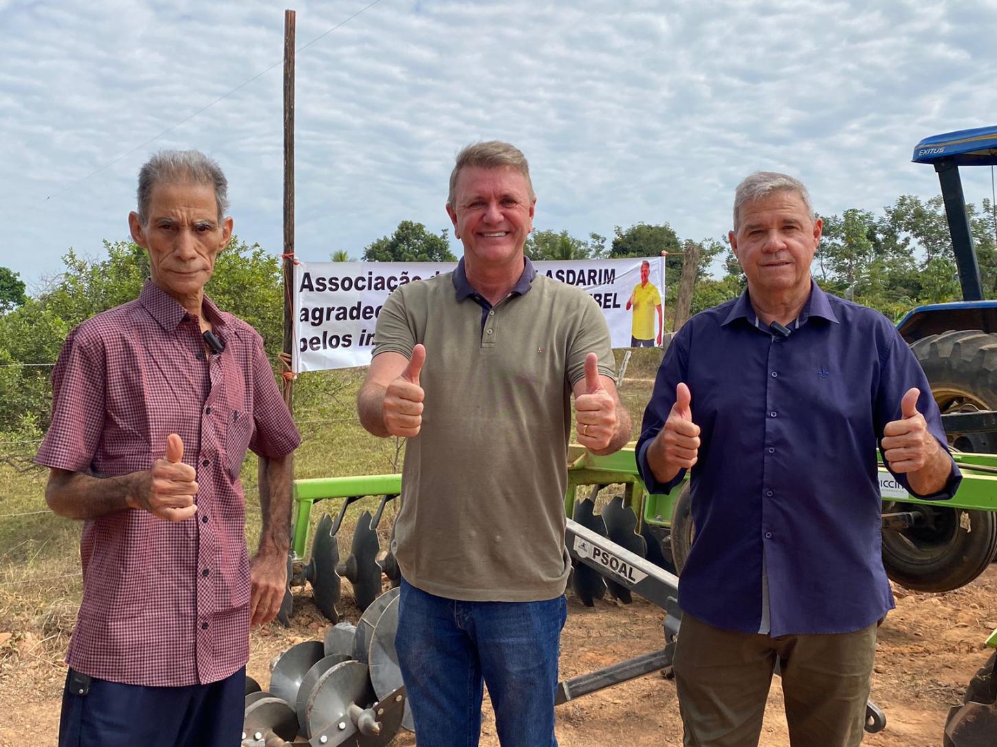 Atendendo pedido do pré-candidato a vereador Menudão do Povão, Luisinho Goebel entrega implementos agrícolas para Associação do Rio Muqui
