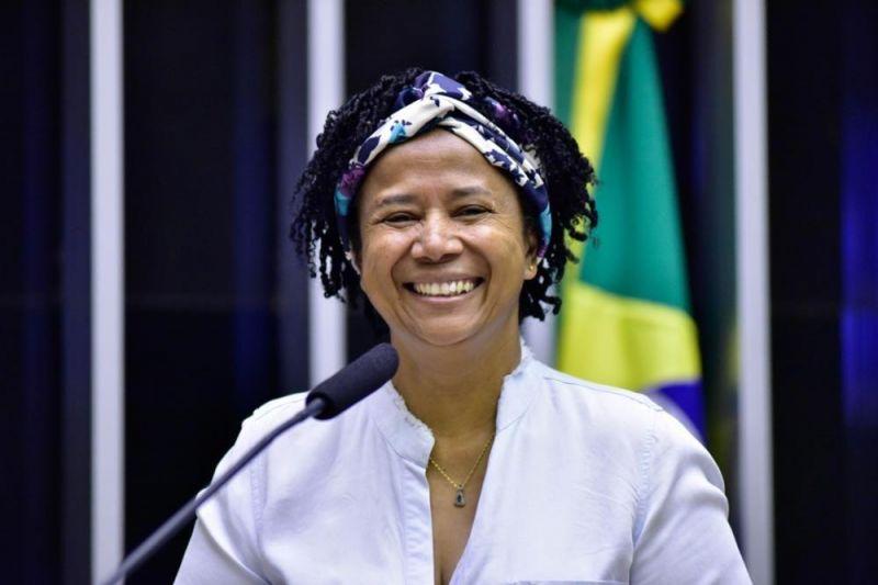 Homem que fez postagens homofóbicas em grupo de WhatsApp contra a deputada Silvia Cristina é condenado