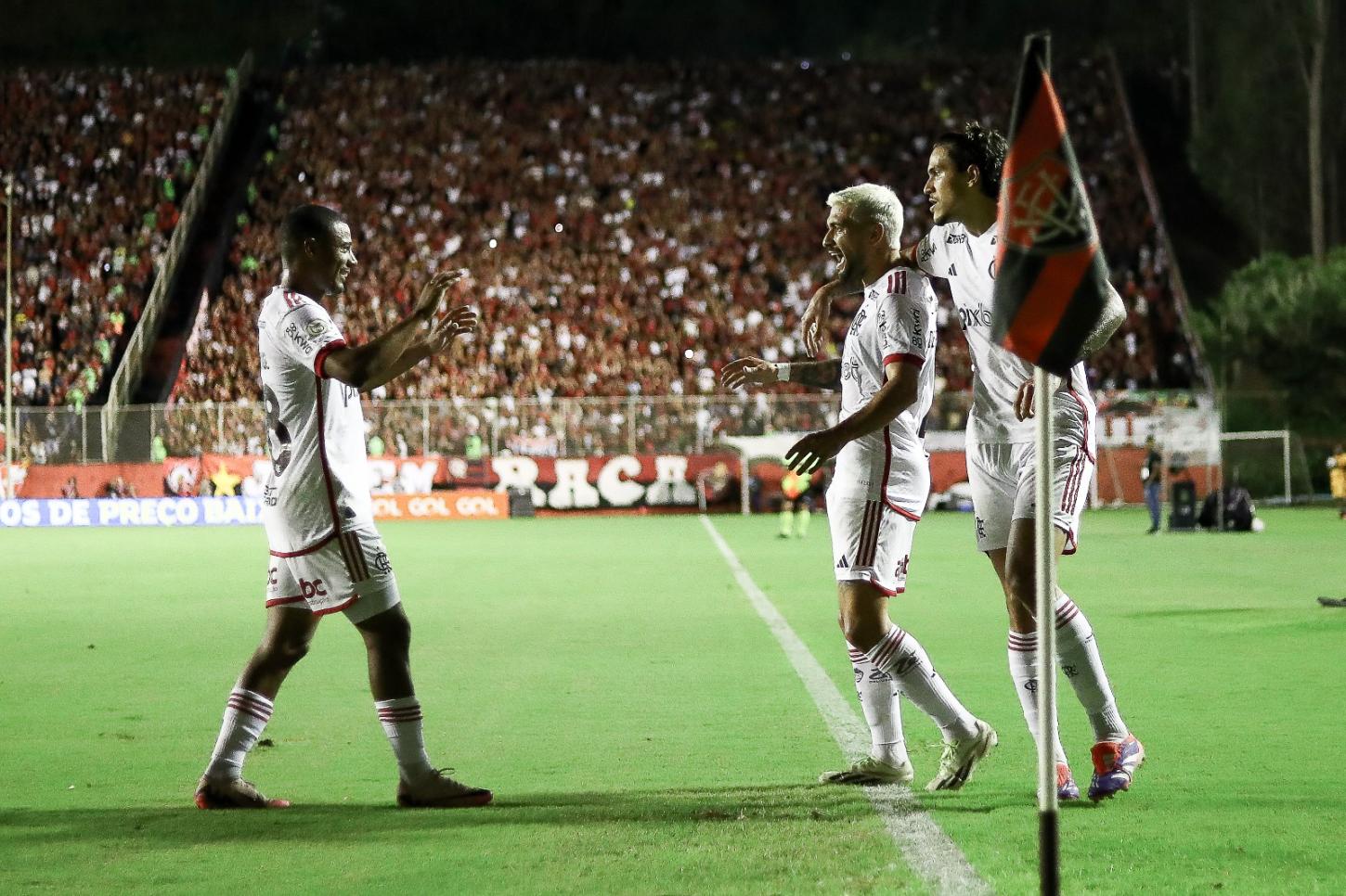 Mengão marca no fim e bate o Vitória por 2 a 1, no Barradão