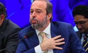 Ministro de Minas e Energia na mira do Senado após socorro aos Batista