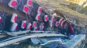 Pelo menos 25 morrem após ônibus cair de penhasco no Peru