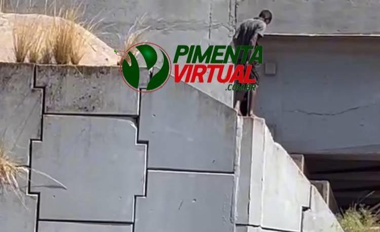 Rapaz que derrubou bombeiro de viaduto é preso na Delegacia, após chegar lá e quebrar vidro de carro apreendido