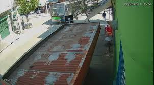 Vídeo: Jovem morre atropelado por ônibus após furtar celular de idoso em SP