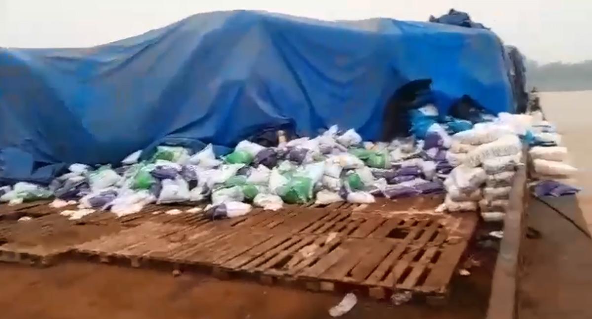 Bandidos invadem balsa encalhada no Rio Madeira e saqueiam carga