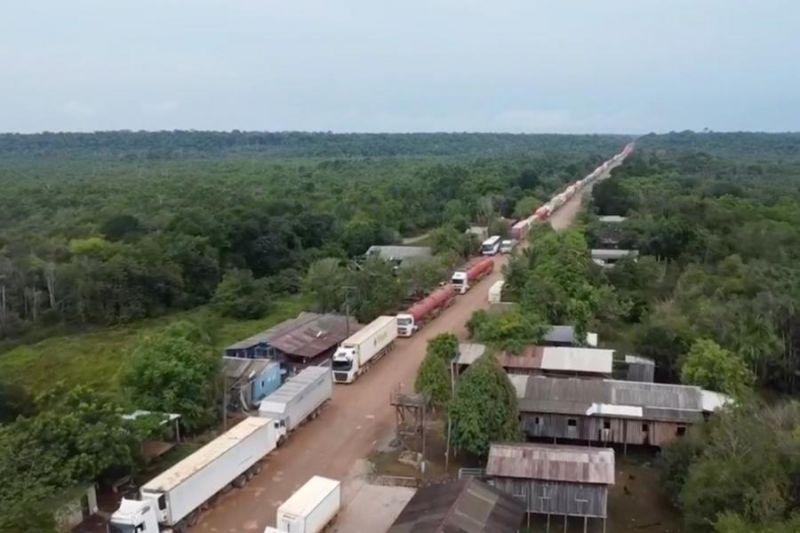BR-319: Fila de caminhões com cargas já passa de 10 quilômetros