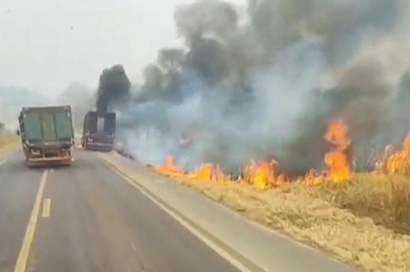 Motorista se salva e liberta animais em incêndio de caminhão na BR-364: Veja o Vídeo