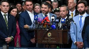 Saiba quais são os deputados que assinaram o impeachment de Moraes...