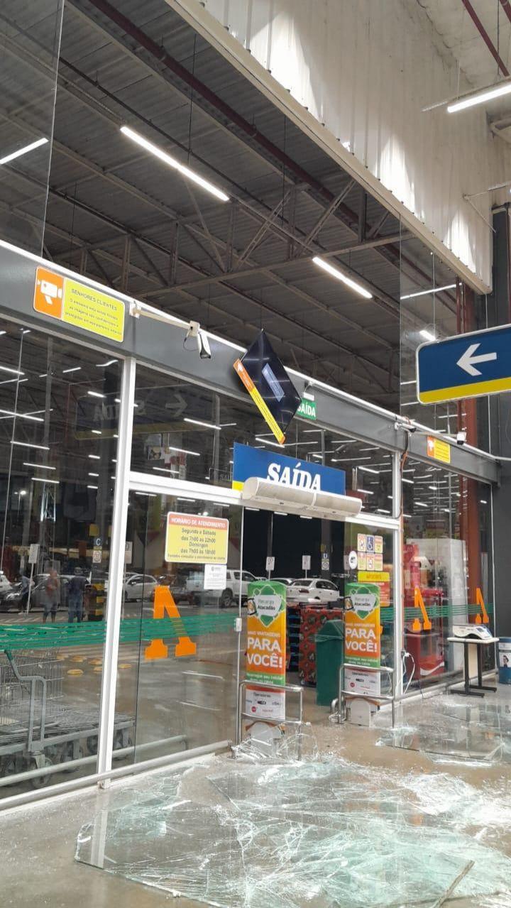 Temporal com chuva em Ji-Paraná deixa rastro de destruição