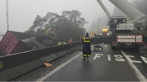 Carreta tomba sobre van que transportava atletas e deixa ao menos 6 mortos no PR