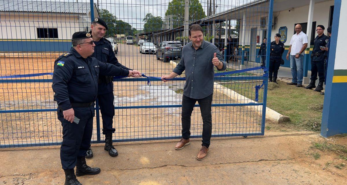 Alex Redano entrega obra proveniente de emenda para construção de muro no 7º BPM