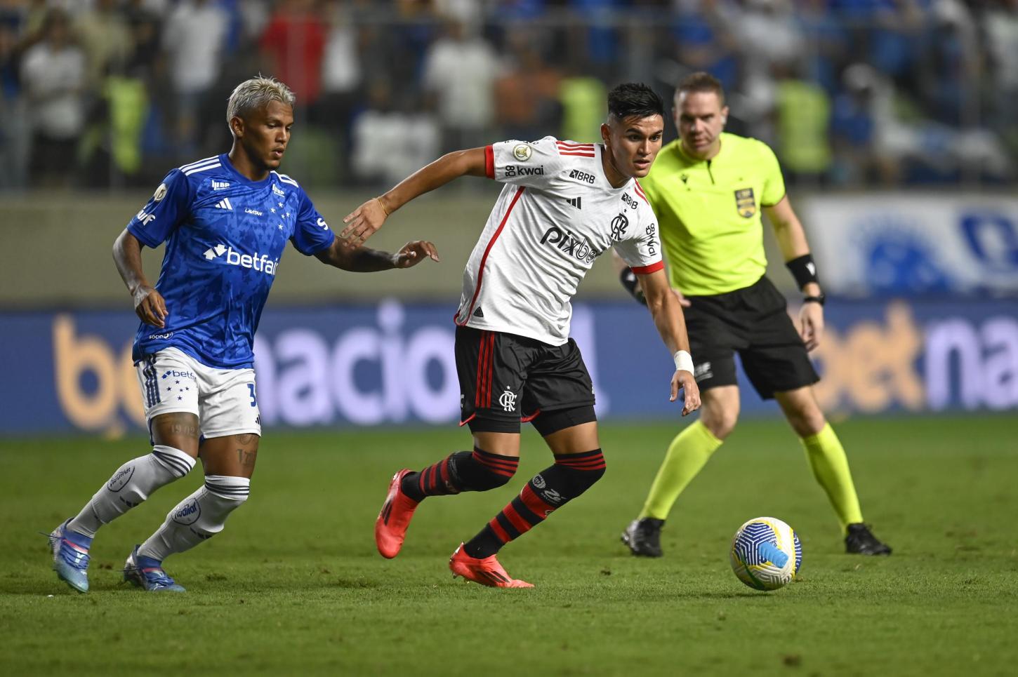 Com gol de falta de David Luiz, Mengão bate o Cruzeiro no Independência