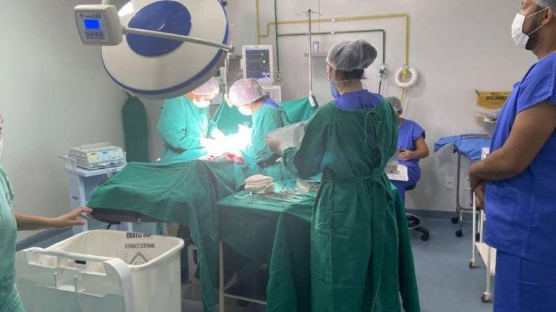 Criança de 09 anos tem perna dilacerada em acidente envolvendo ônibus escolar na área rural de Corumbiara