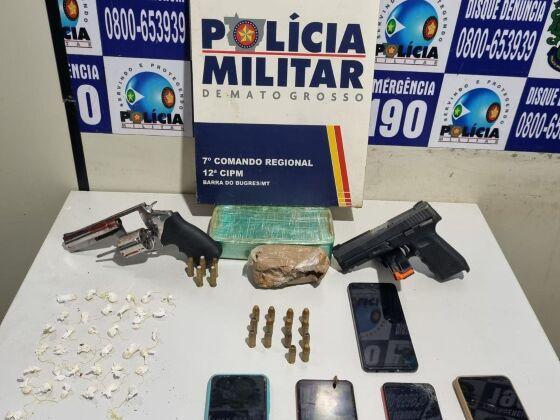 Menor aponta arma pra polícia e morre baleado