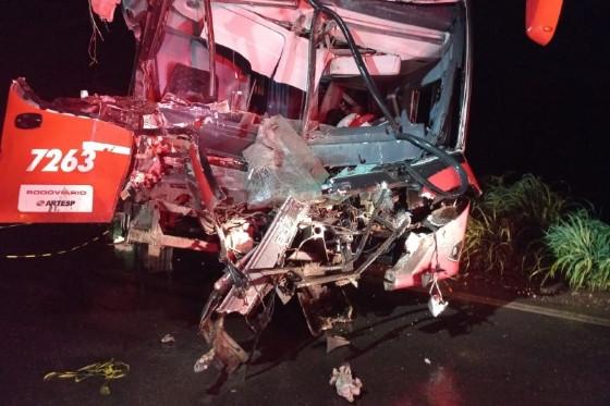 Motorista morre e 11 ficam feridos em batida entre ônibus e caminhão