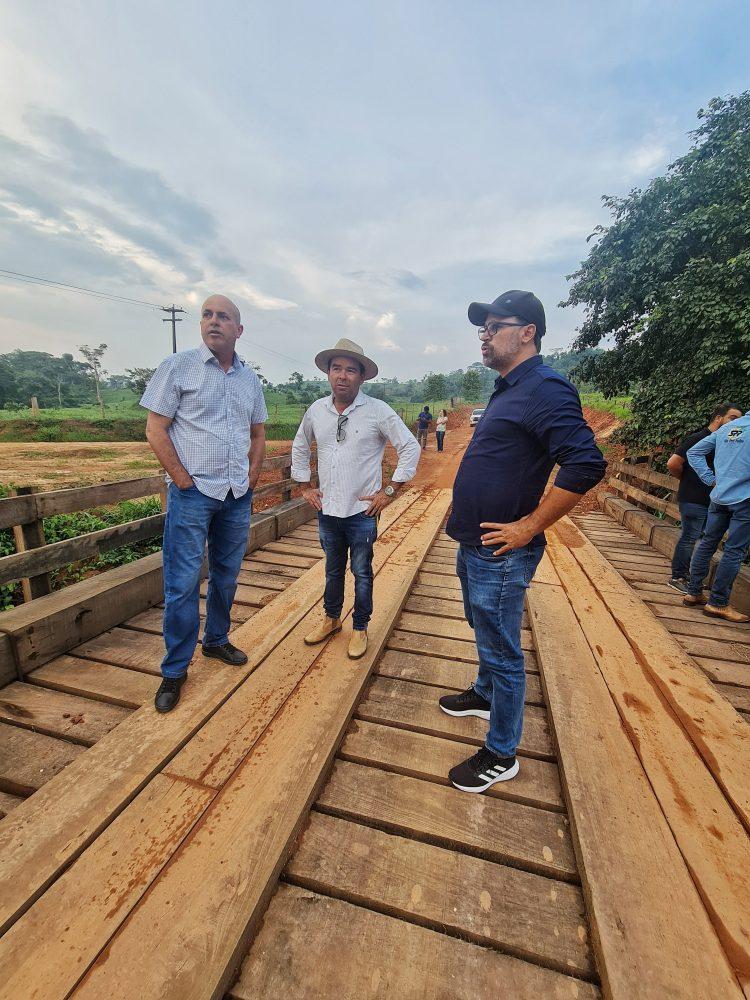 Ação do deputado Ismael Crispin em parceria com gestores de Nova Brasilândia garante trafegabilidade na linha 15