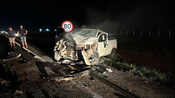 Batida entre carro, caminhonete e van mata motorista e deixa quatro feridos