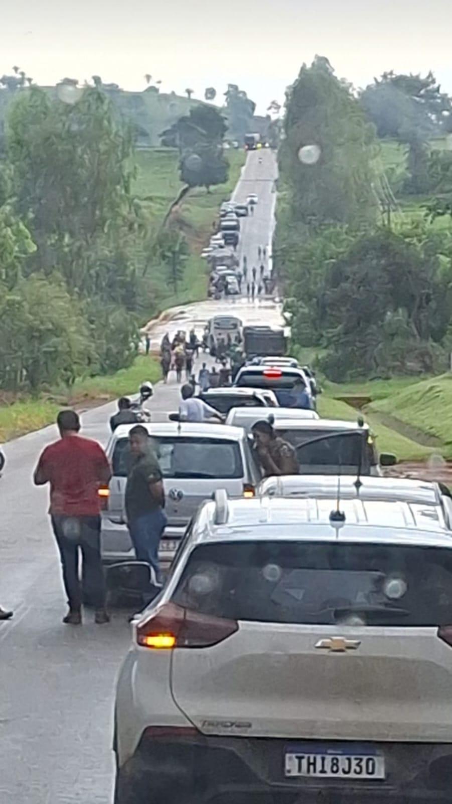Chuva intensa durante a noite arrastou ponte na Linha 21 e deixou a RO 010 interditada provocando longas filas durante está manhã